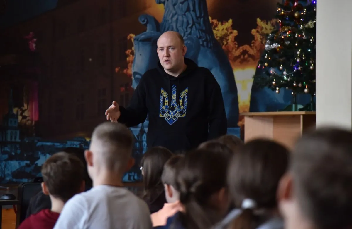 Співзасновник ГО "Цифровий слід" Володимир Телюк під час презентації мінісеріалу "Безпека в мережі" для учнів Ліцею №93 ЛМР