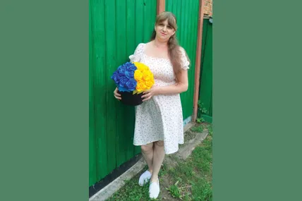 У руках Вікторії Михайленко звичайні стрічки перетворюються в ажурні квіти. Фото із архіву родини