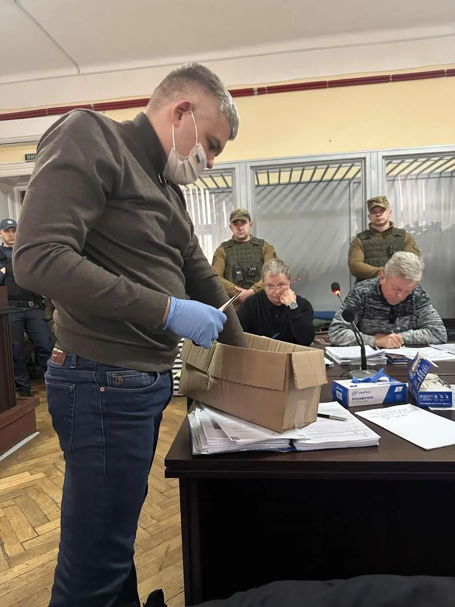 Прокурор приніс до суду речові докази
