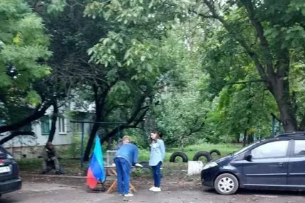 "Виборча дільниця" на вулиці окупованої Луганщини. Фото: Сергій Гайдай