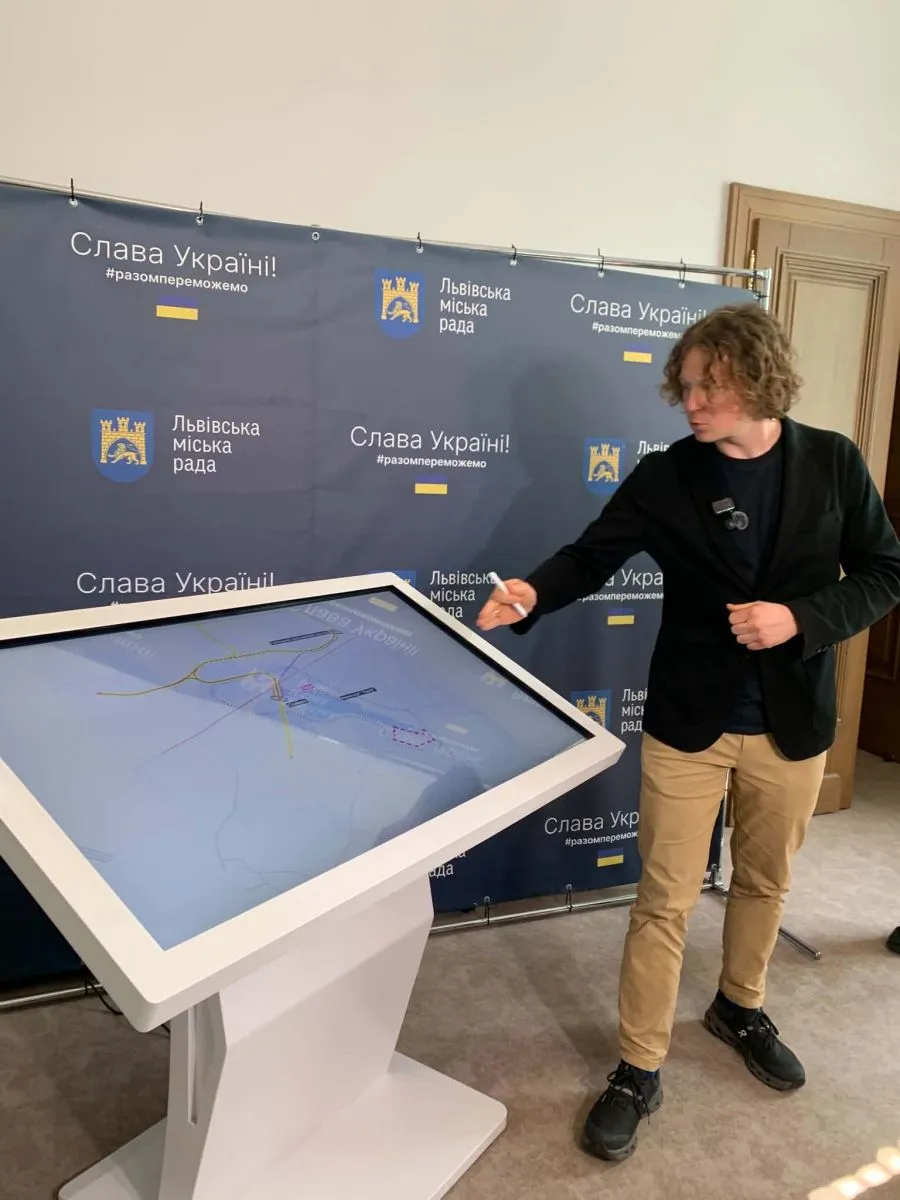 Головний архітектор міста Лева Антон Коломєйцев презентував львівським журналістам концепцію розвитку території біля львівського летовища - без житлової забудови