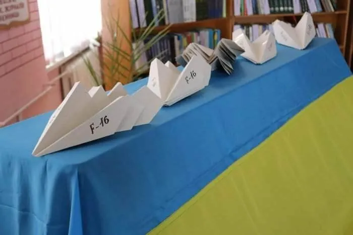 Новий папір жидачівські школярі використали під час акції на захист українського неба від російських ракет. Фото Олексія Хемія.