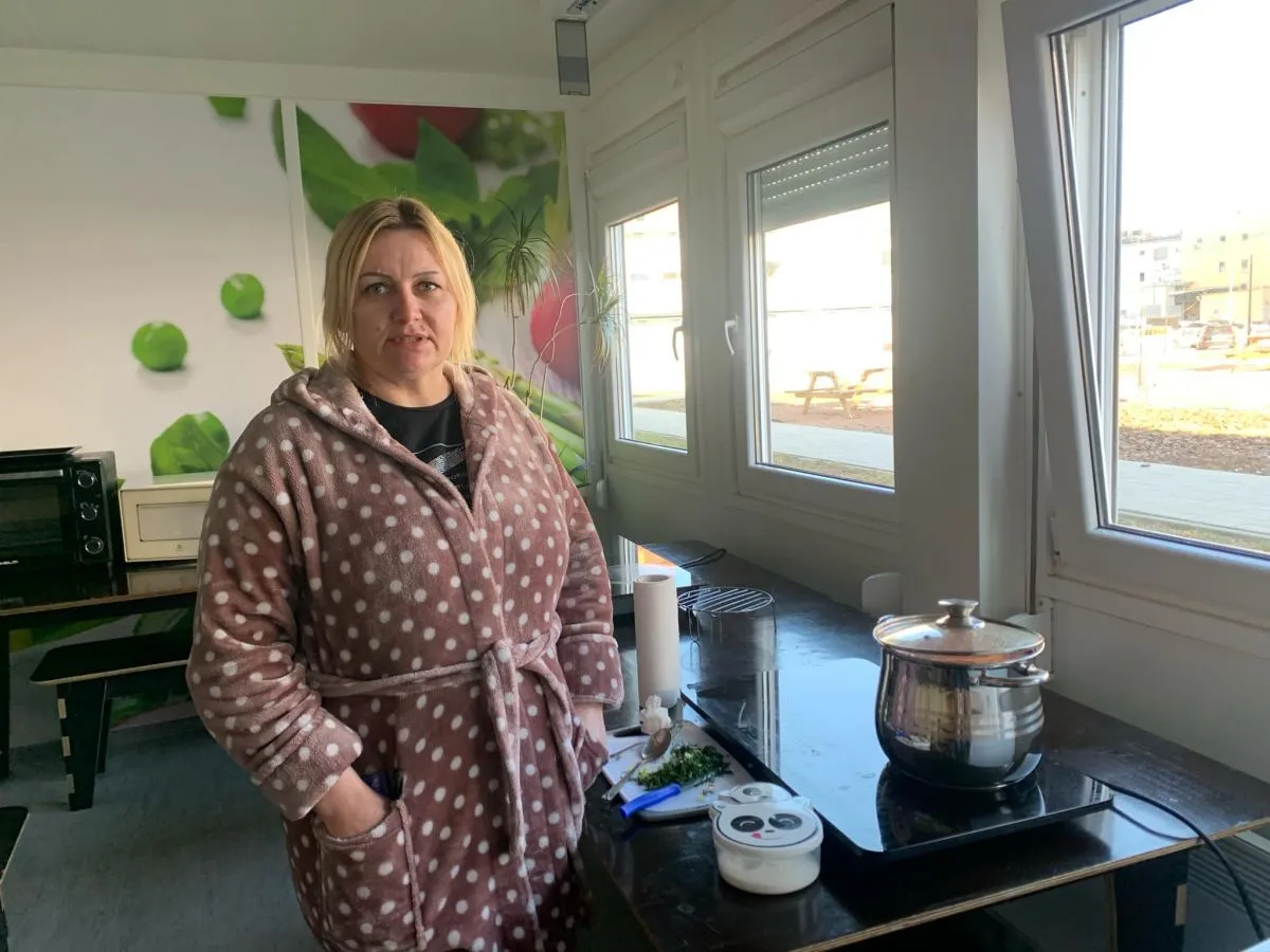 Пані Олена родом з села Борозенське Херсонської області.