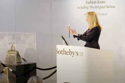 Легендарну Birkin Джейн Біркін продали на аукціоні за 8,6 мільйона євро. Фото: Associated Press.