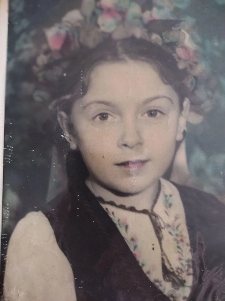 Старша сестра Леся, 12 років
