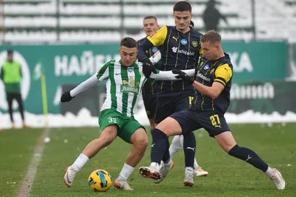 Момент матчу «Карпат» та «Металіста 1925», який відбувся 22 листопада 2025 року у Львові. У грі карпатівець Артур Шах (№33). Фото fckarpaty.org.ua