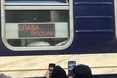 Напис «Слава росії» з’явився сьогодні на електронній таблиці у поїзді в Яремче