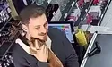 Кіт приходить до крамниці обняти господаря