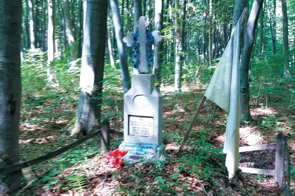 Пам’ятник на місці загибелі воїнів УПА Степана Марківа, Василя Матуса, Степана Кузів у лісі біля хутора Малинівки на Тернопільщині. Торік тут знайшли три бідони з повстанським архівом… Фото автора