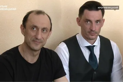 На фото: Роман Червінський (зліва) зі своїм адвокатом у судовій залі. Скріншот відео «Суспільне. Чернігів».