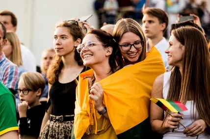 За даними World Happiness Report, найщасливіша у світі молодь живе у небагатій за європейськими мірками Литві, яка активно допомагає Україні. Фото lithuania.lt