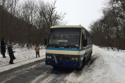 На дорозі - як на льоду! У морозну ніч серед лісу застряг автобус із 20 пасажирами