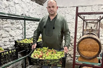 Тарас Попенко закладає на зимове зберігання вирощені фрукти. Фото Суспільного