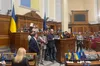 Рада поновила роботу після повітряної тривоги, але трибуну й далі блокують