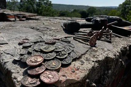В Ужгородському замку відновили мініскульптуру монет, пошкоджену туристами. Фото: Ужгородський краєзнавчий музей