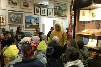 Перші відвідувачі - діти. Орест Скоп проводить першу екскурсію в оновленій кімнаті-музеї Тараса Шевченка. Фото автора