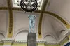 На залізничному вокзалі Львова — скульптура, яка символізує незламність духу українців