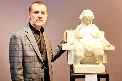 Василь Корчовий зі скульптурою «Деметра на троні». Фото зі сайту vasilykorchevoy.com