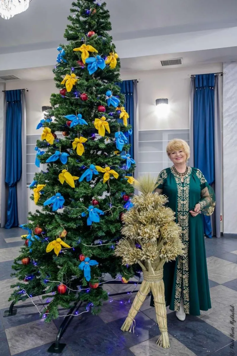 Святлана Мерзлова показала яблуневу ялинку з ангеликами, які подарували нашим захисникам на День закоханих.