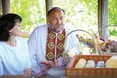 Чоловік доглядає тварин, а дружина виготовляє сир