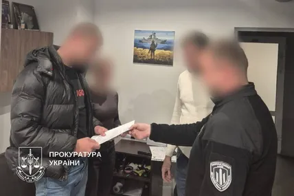 Двоє поліцейських побили чоловіка біля Голосіївського ТЦК в Києві: їм повідомили про підозру