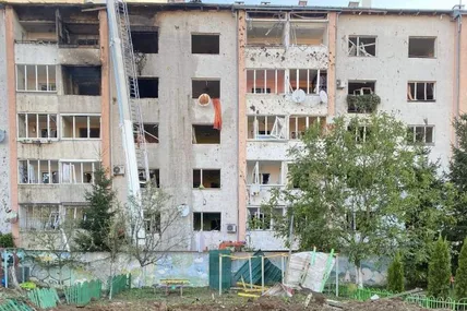 Така жахлива вирва утворилася в дворику дитячого садочка у Львові.
