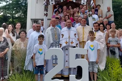 Фрагменти свята з нагоди ювілею церкви, яку хуторяни 25 років тому звели власними силами. Фото із соцмереж