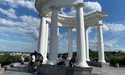 Ситні галушки, розкішні троянди й “балкон Гітлера”