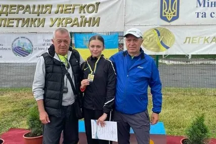 Чемпіонка України Тетяна Когут зі своїми наставниками – братами Володимиром (зліва) і Богданом Дудами.