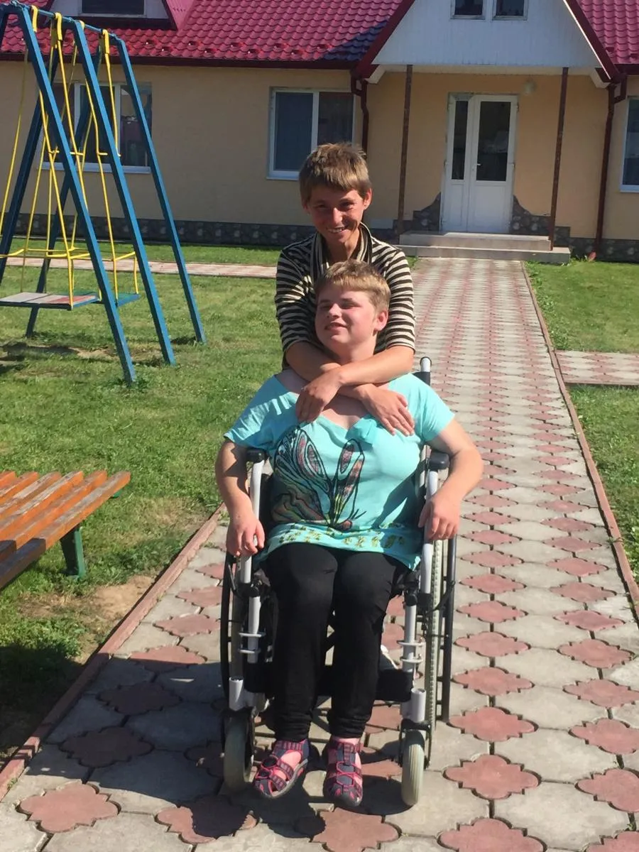 «Ходячі» дівчата вивозять на прогулянку своїх подруг