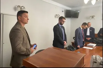 Через звинувачення у неправомірних діях цілий рік Михайло Головко (на передньому плані) проводить у кабінетах слідчих, у судових залах... Фото із соцмереж.