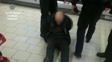 У львівському супермаркеті чоловік з ножем погрожував відвідувачам