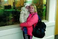 Щоб дитина не боялась уколів, в палату привели… собаку