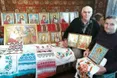 Сивочоле подружжя і на городі працює, й ікони вишиває