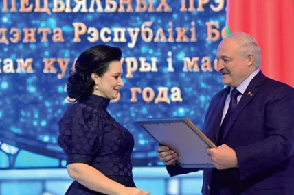 Невістка білоруського диктатора пише тексти пісень про свого свекра. А Лукашенко її нагороджує... Фото president.gov.by