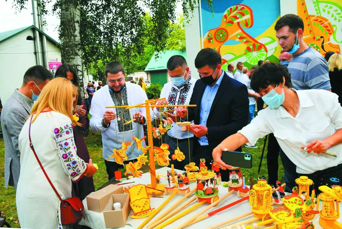 Яскраве різноманіття традиційної забавки. Фото автора