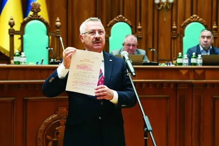 До виконувача обов’язків голови Конституційного Суду України Сергія Головатого багато запитань у його колег, колишніх соратників, просто виборців. У великій політиці він пройшов суперечливий шлях від рухівця до бютівця, нашоукраїнця, “регіонала”...