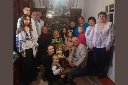 100-річна Анна Борис у колі своїх рідних. Фото зі сторінки Жидачівської територіальної громади у Facebook.