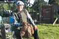 90-літній дідусь плете постоли