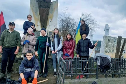 Семикласники під час впорядкування могил односельців, яких закатували «совіти», і могил колишніх вчителів. Фото Марії Проскуренко