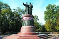 Напис «Навіки разом – навіки з російським народом» затягнутий тканиною...