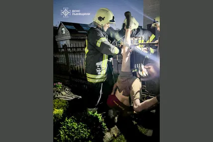 На Львівщині чоловік застряг на паркані та повис головою донизу — рятувальники визволяли вночі. Фото: ДСНС