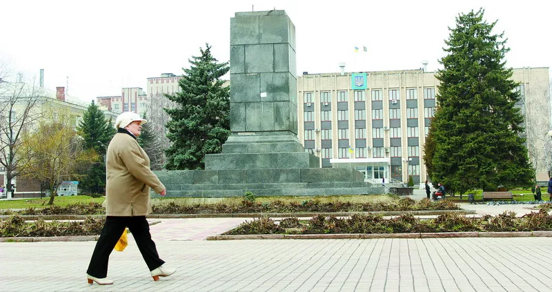 Від пам’ятника Артему залишився лише постамент.