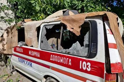 російські війська атакували медзаклад у Херсоні дронами: пошкоджено автомобілі та будівлю. Фото: Херсонська обласна державна адміністрація