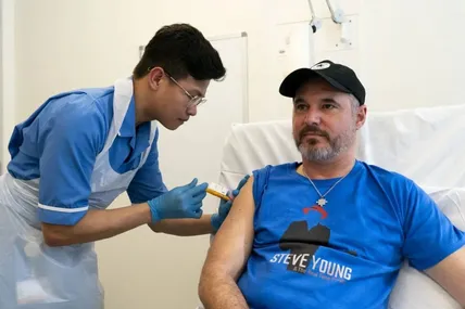 На фото один із перших пацієнтів, які випробували на собі нову вакцину, Стів Янг