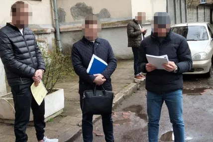 Двоє з членів злочинного угрупування (організатор та виконавець) перебувають під вартою, посібник – під цілодобовим домашнім арештом. Фото: Поліція Львівської області