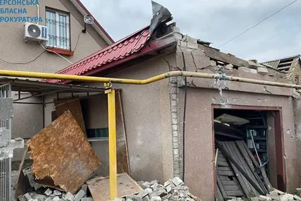 Наслідки обстрілів. Фото Херсонської прокуратури