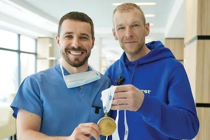 Гнат Герич з українським паралімпійцем Григорієм Вовчинським. Він став чемпіоном світу з парабіатлону через 4 місяці після операції.
