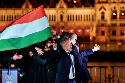 Петер Мадяр обіцяє “повернути Угорщину в Європу”. Перемогу його “Тиси” на виборах Будапешт святкував цілу ніч... Фото belganewsagency.eu