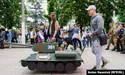 Візочки-БТРи, дошкільнята у гімнастерках